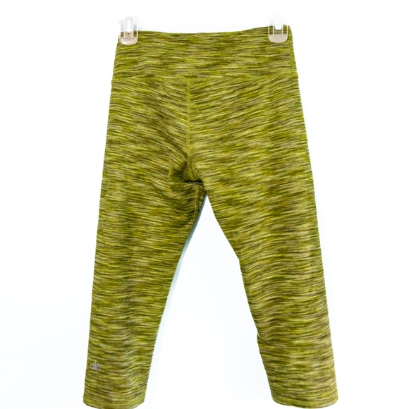 Alo Yoga Mid-Rise Airbrush Cropped Green Spacedye Capri Leggings - Picture 6 of 8
